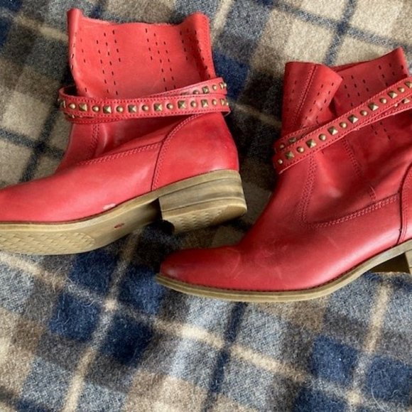 Blondo Red Ankle Boots - Picture 2 of 4